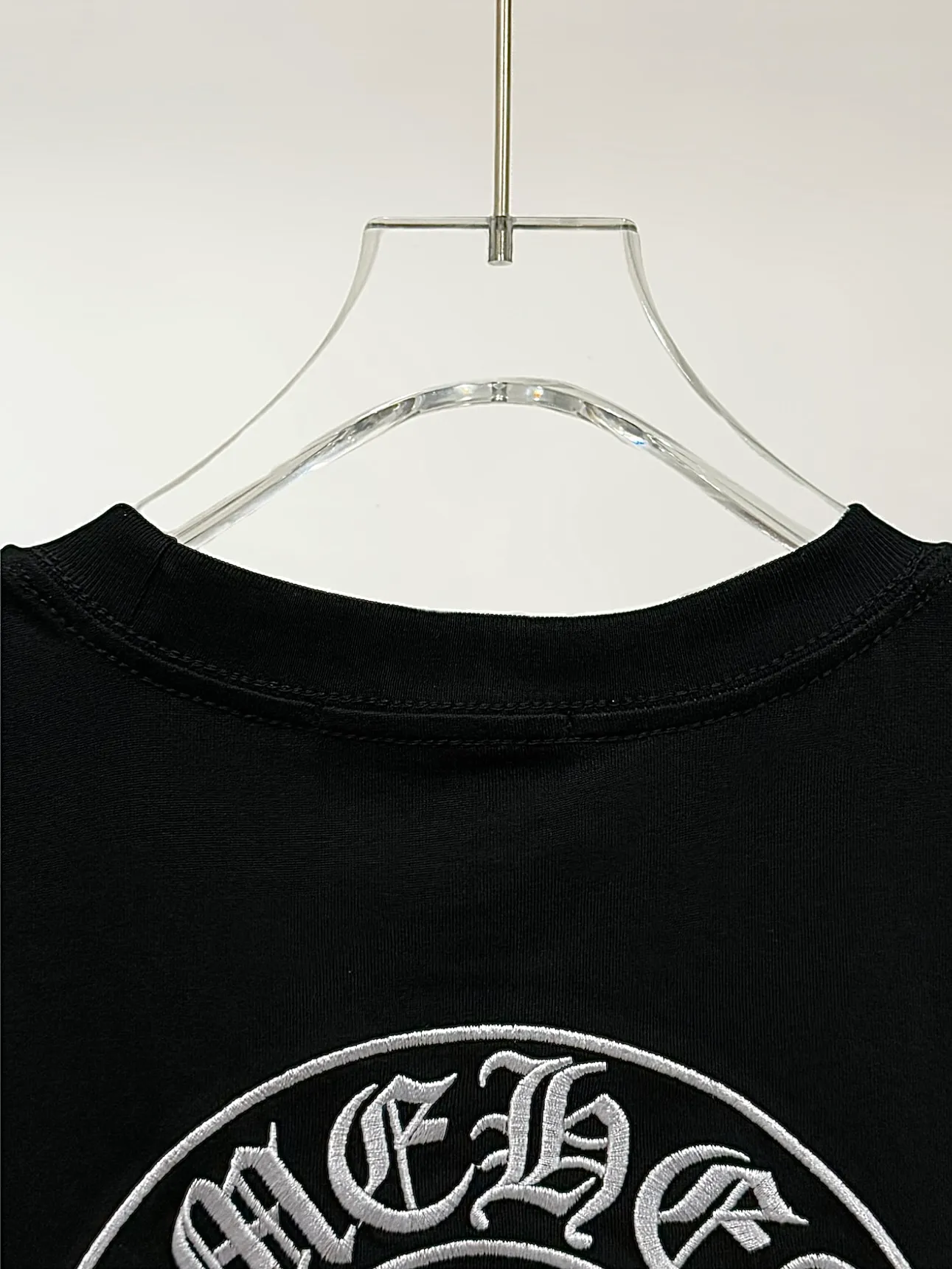 🅿️190 [High quality] Chrome hearts ss25 new first release latest short-sleeved round neck t-shirt, high-end customization, avant-garde and fashionable design! The brand logo is applied to the front and back cuffs using 100,000 needle embroidery techniques. High-end customized 280g fabric. Soft to the touch. Comfortable to wear. Exquisite stitching. Fine workmanship. The upper body effect is incomparably handsome! Same style for men and women, color: white, black size: S to xL